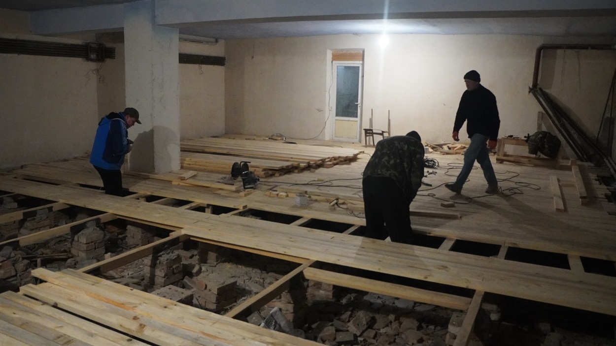 Циблівські майстри монтують підлогу в підвальному приміщенні сільського будинку культури