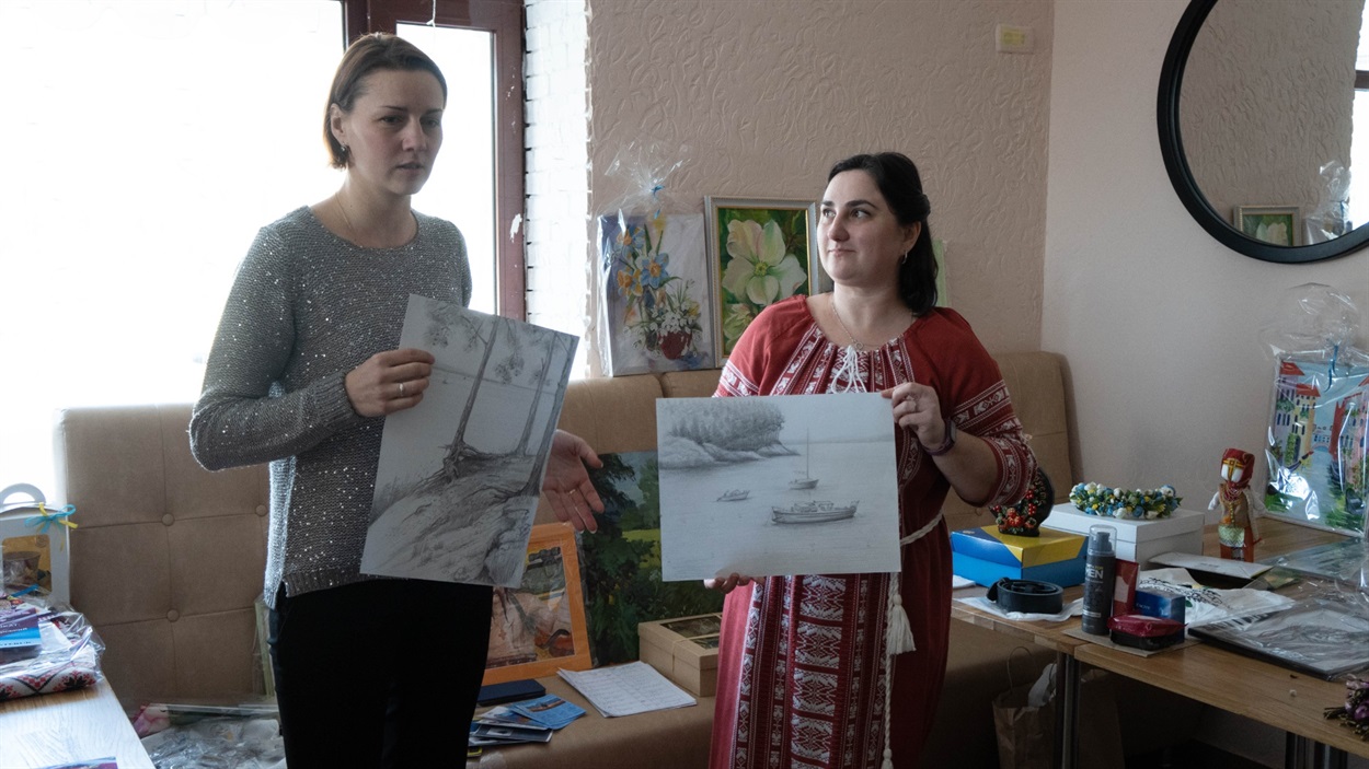 Лілія Саламаха подарувала свої картини двом учасникам, які придбали найдорожчі лоти