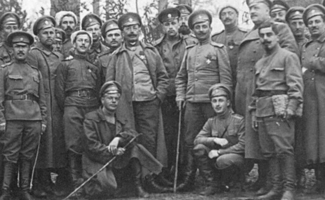 Група основоположників РУП, студентів-самостійників Харківського Технологічного інституту (тепер - НТУ "Харківський політехнічний інститут")
У центрі – Юрій Коллард, зліва – Олександер Коваленко, зправа Левко Мацієвич. Харків, 1900 рік