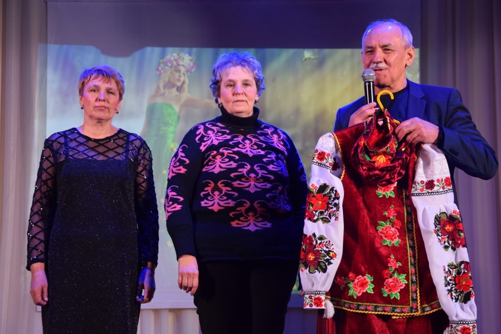 Вячеслав Саулко вручає нові костюми солісткам ансамблю "Калиновий дзвін"