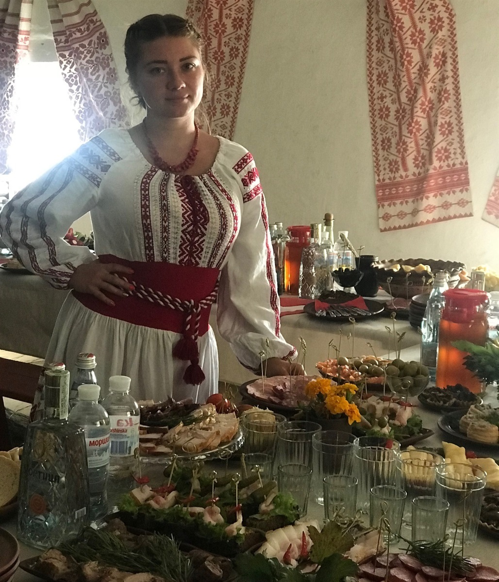 Донька Яна дбає про сервірування та красиву подачу страв до стол