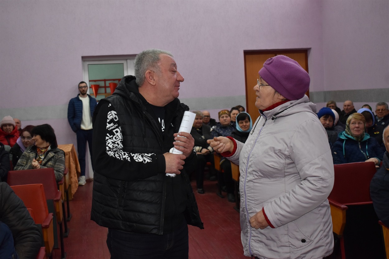 Жителька села Лідія Лущенко та директор ТОВ "Переяслав-Буд" Роїн Модебадзе дискутують з приводу порядку вивезення сміття 