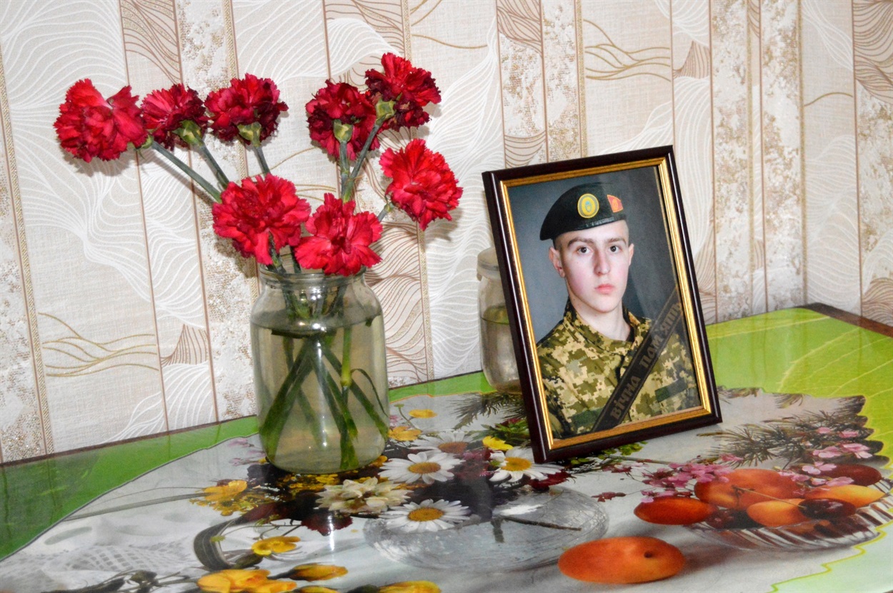 Тут тепер завжди стоять живі квіти

