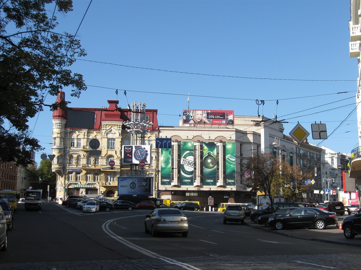 Площу Льва Толстого перейменували на площу Українських Героїв