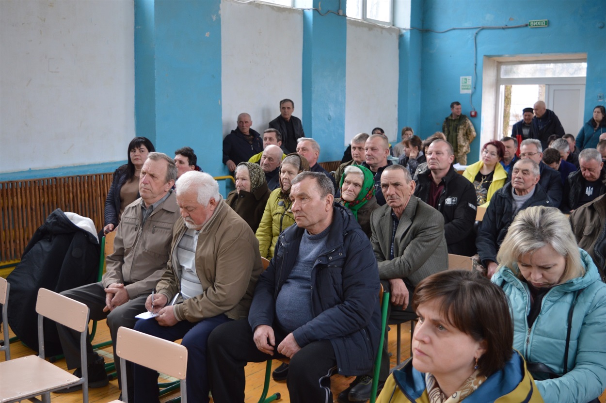 На зібрання прийшло понад сто жителів