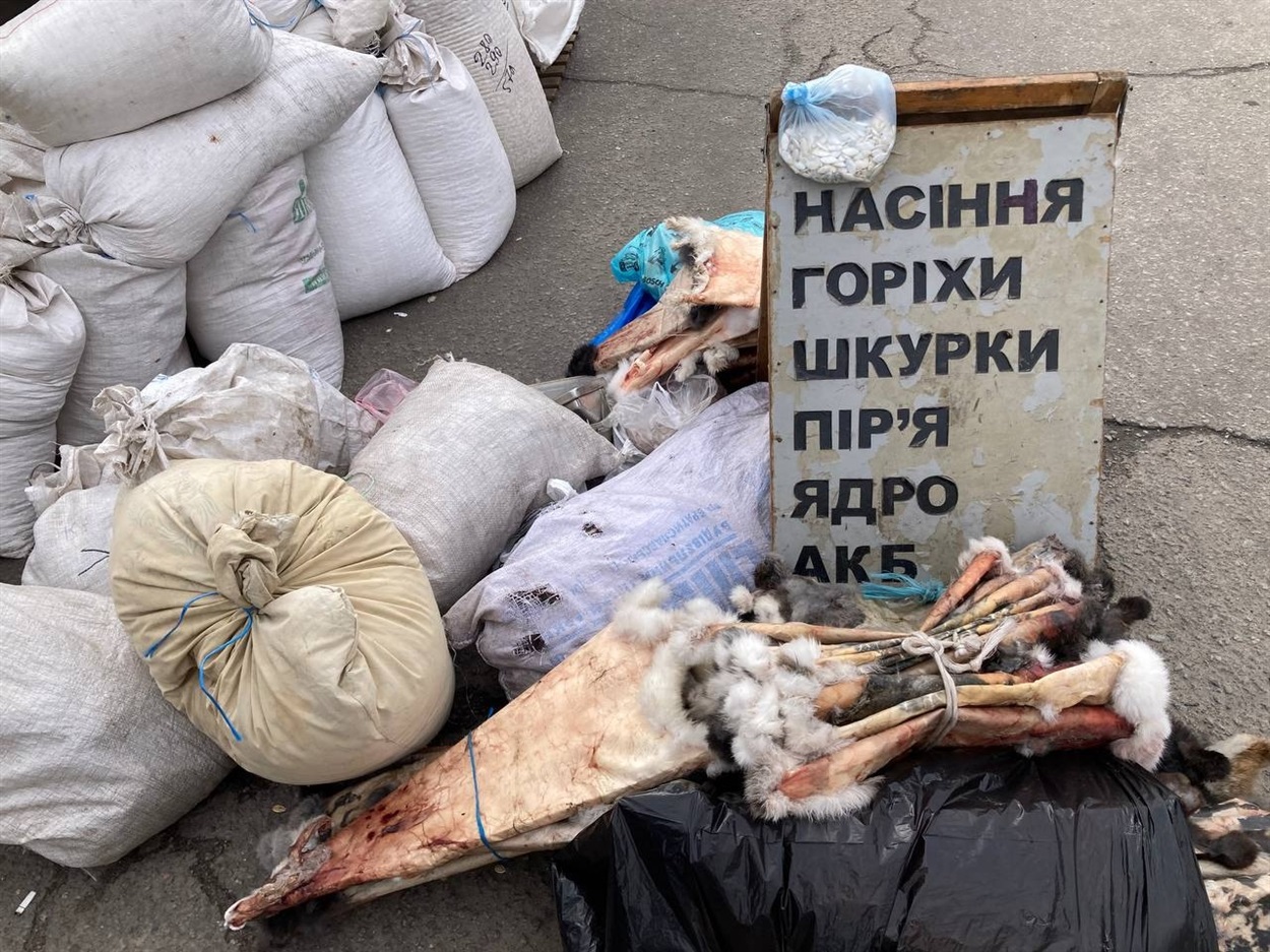 На розі вулиць Шкільної та Грушевського приймають насіння та горіхи