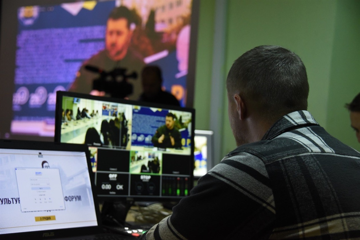 Олександр Артюх веде трансляцію візиту Володимира Зеленського до переяславського університету