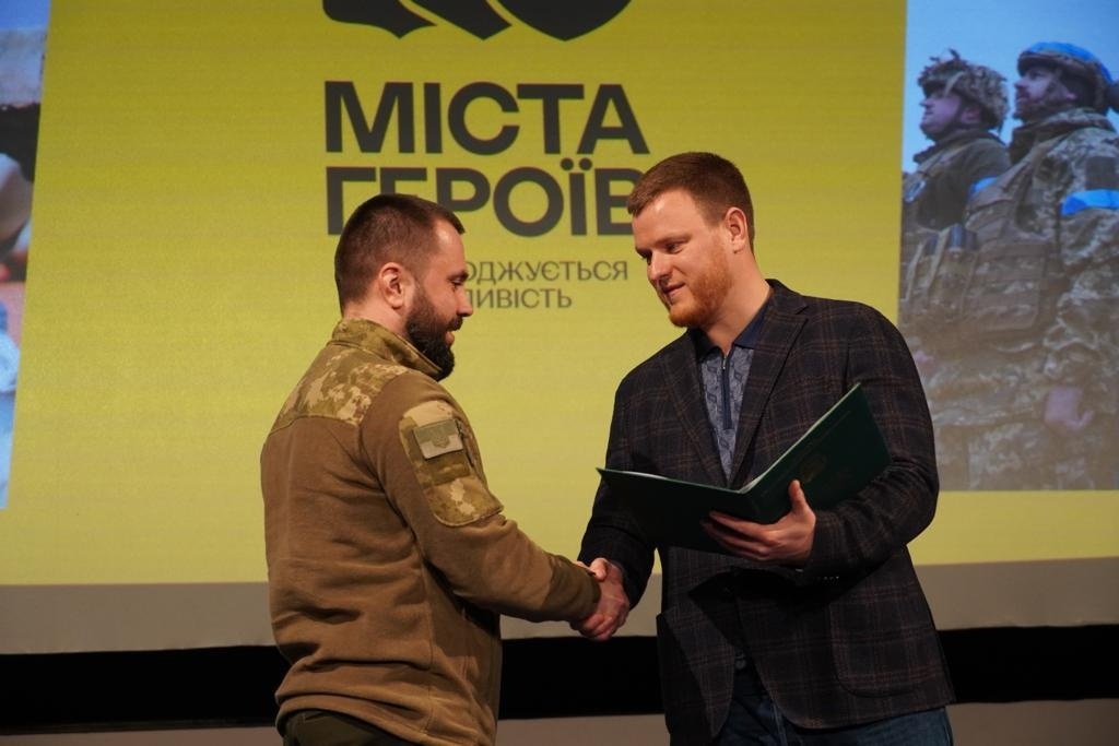 Олександр Назаренко вручає відзнаки військовикам, які звільняли Київщину 