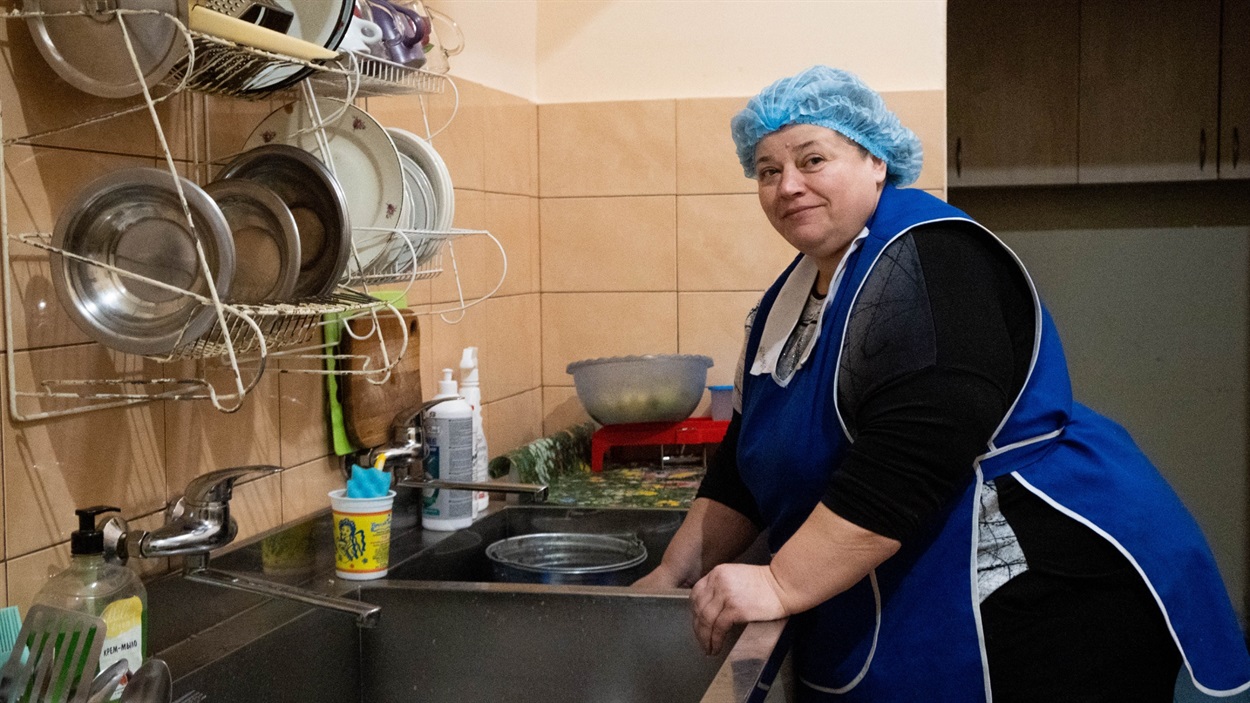 Вікторія Моїсеєнко працює на кухні центру соцобслуговування
