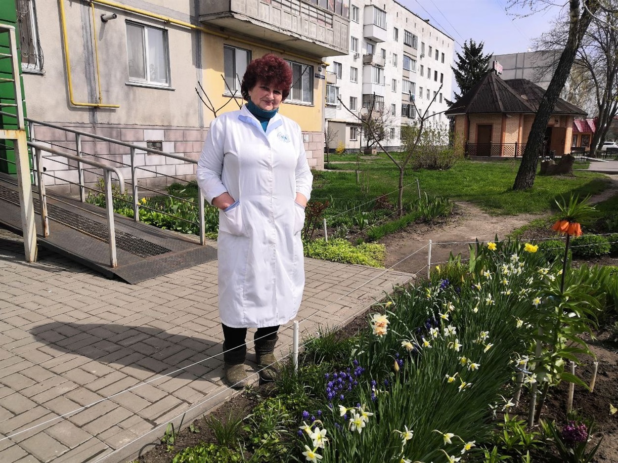 Галина Глоба біля свого квітника, який квітує з весни до морозів 
