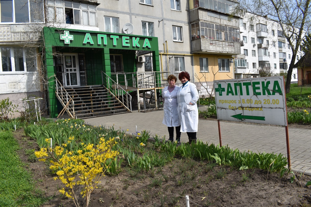 На клумбі безперервно квітує