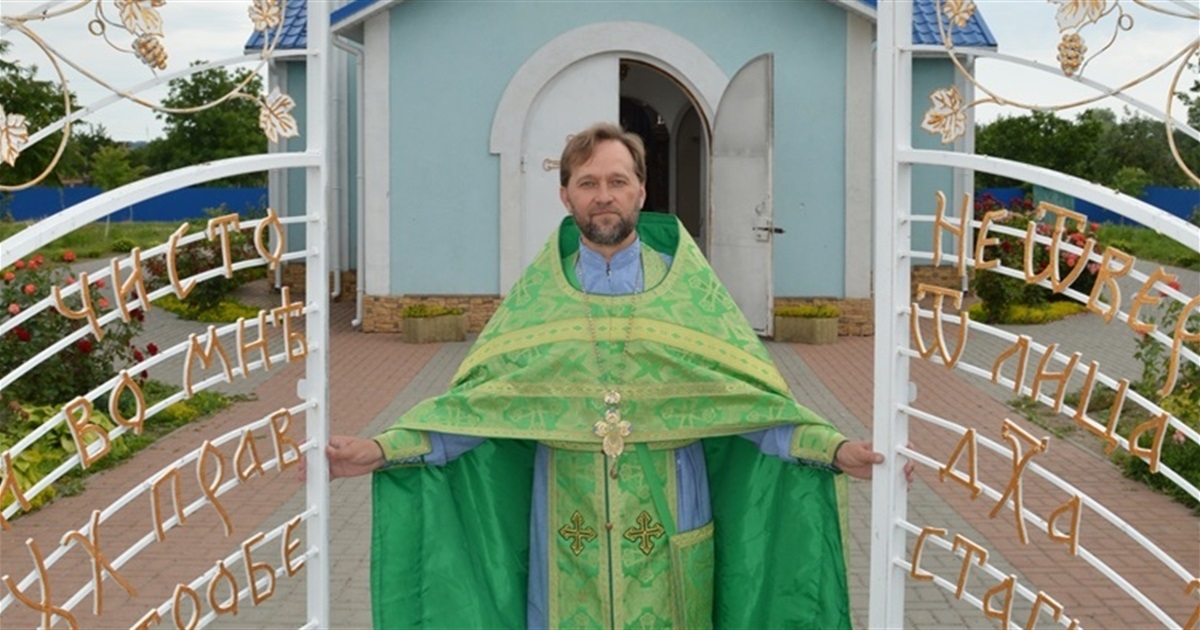 Великокаратульська церква з новим священником Православної Церкви України