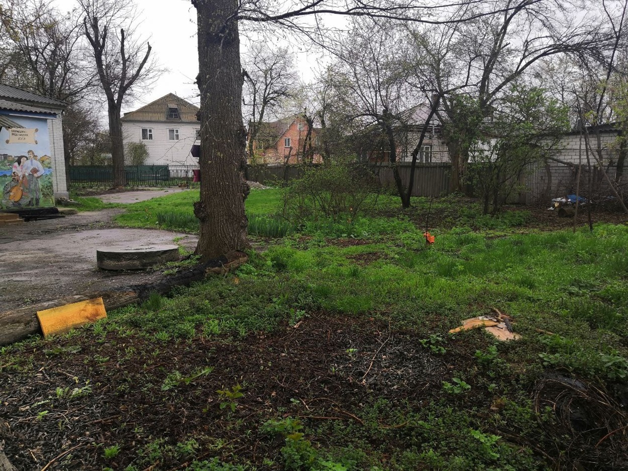 Зелена місцина праворуч від будівлі Просвітницького центру – місце для пам'ятника Михайлу Сікорському 