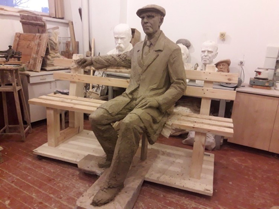 Пам'ятник Михайлу Сікорському в натуральну величину. Глина. Робота С. Куцого. 