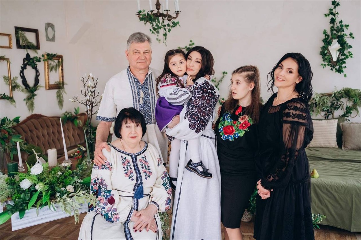 Олена та Оксана Варені з батьками і доньками
