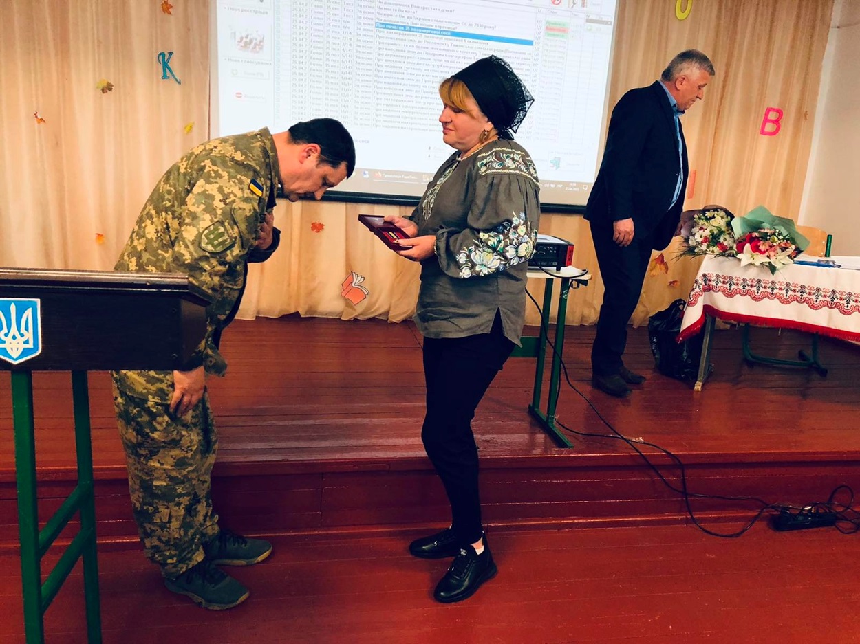 Тарас Костін вручив дружині загиблого Дмитра Орловського орден "За мужність" посмертно