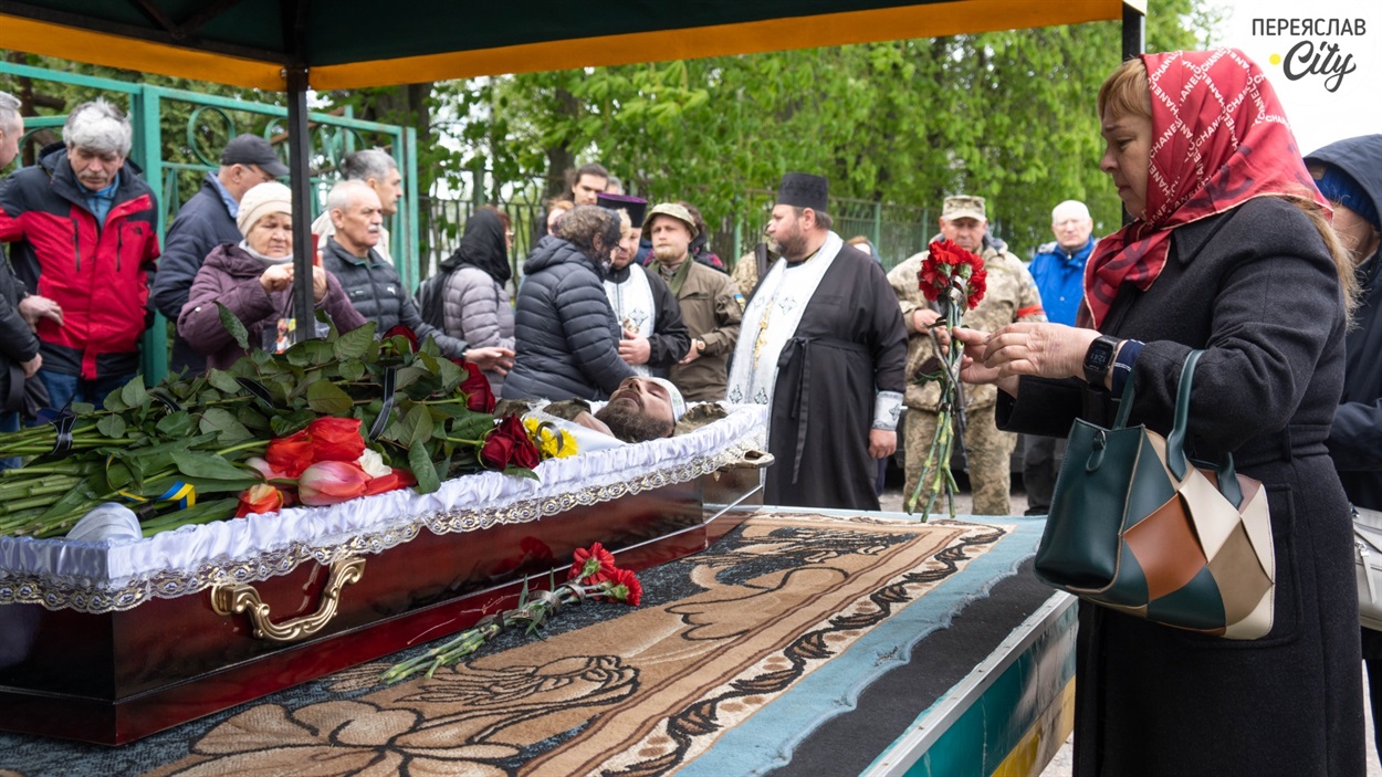 На прощання з захисником прийшли представники влади міста