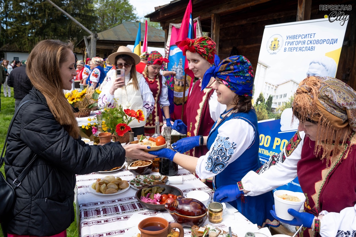 Дівчата частують "Професорським" кулішем