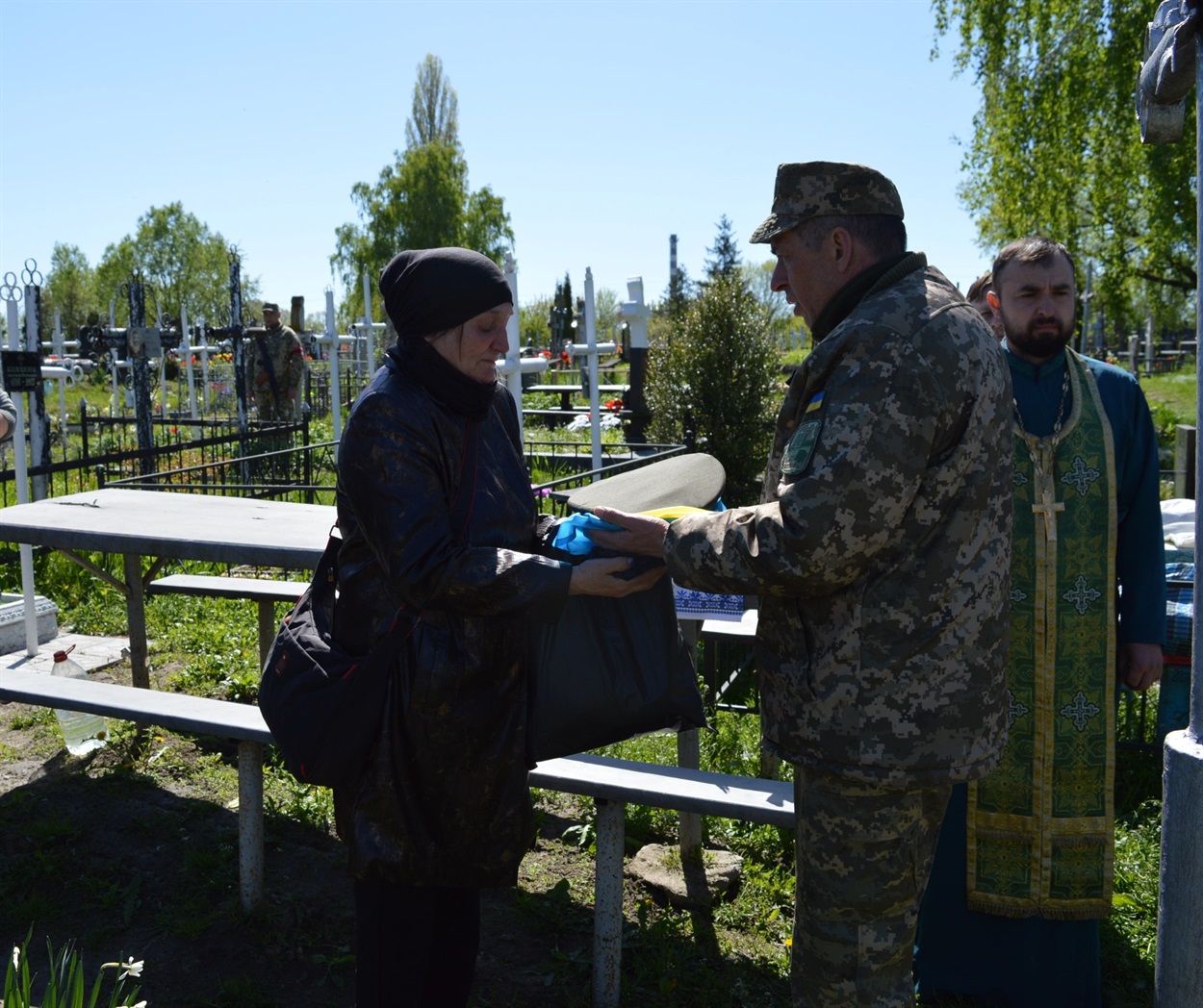 Володимир Мамітько передає матері прапор, як символ вдячності держави за сина-Героя 