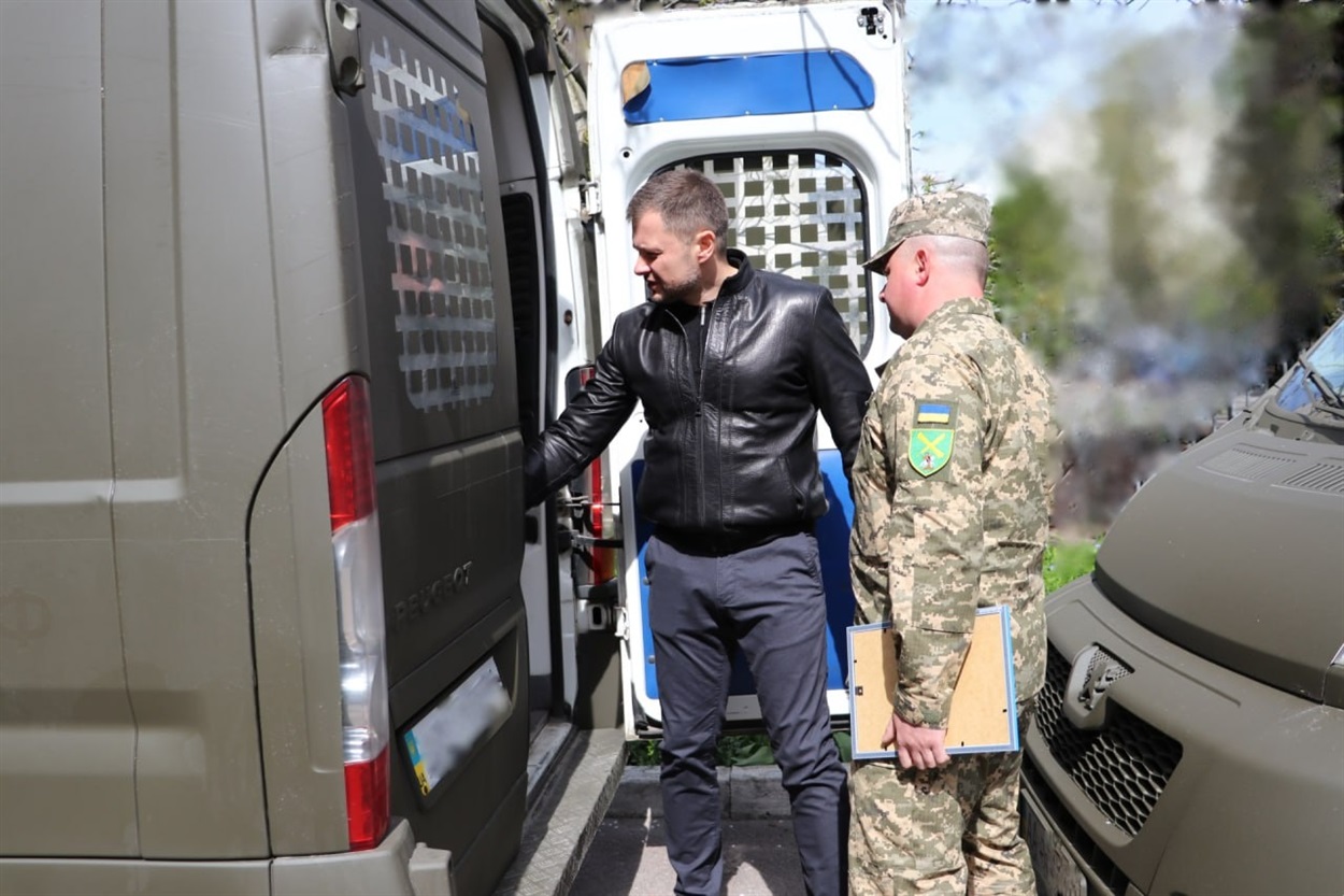 Цивільні машини абгрейдили для потреб військовиків  