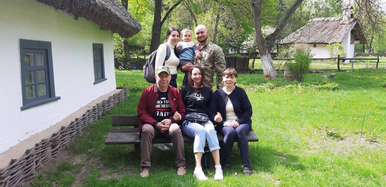 Родина Іванових у переяславському музеї просто неба. Травень 2022 року 