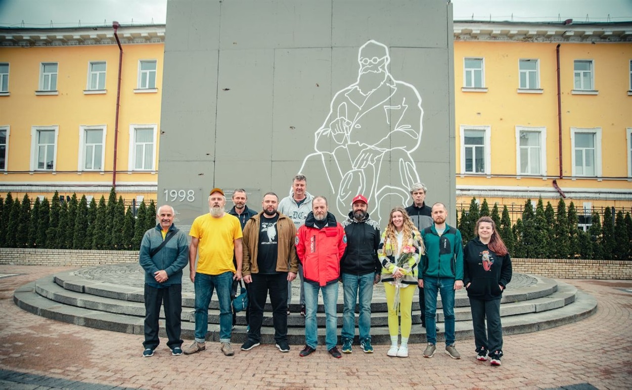 Полярники біля пам’ятника Грушевському