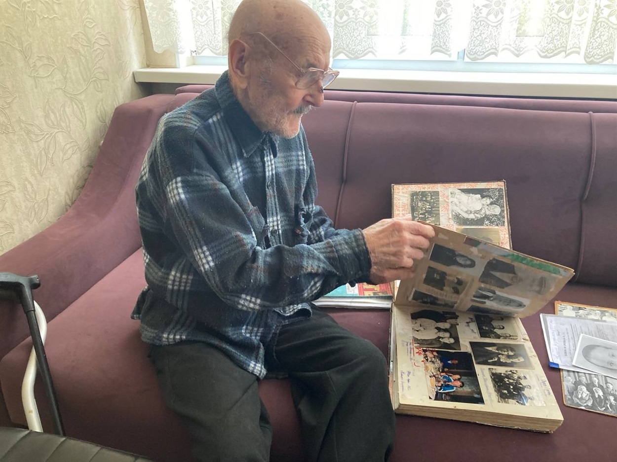 Світлини та спогади Степан Федорович береже у альбомах