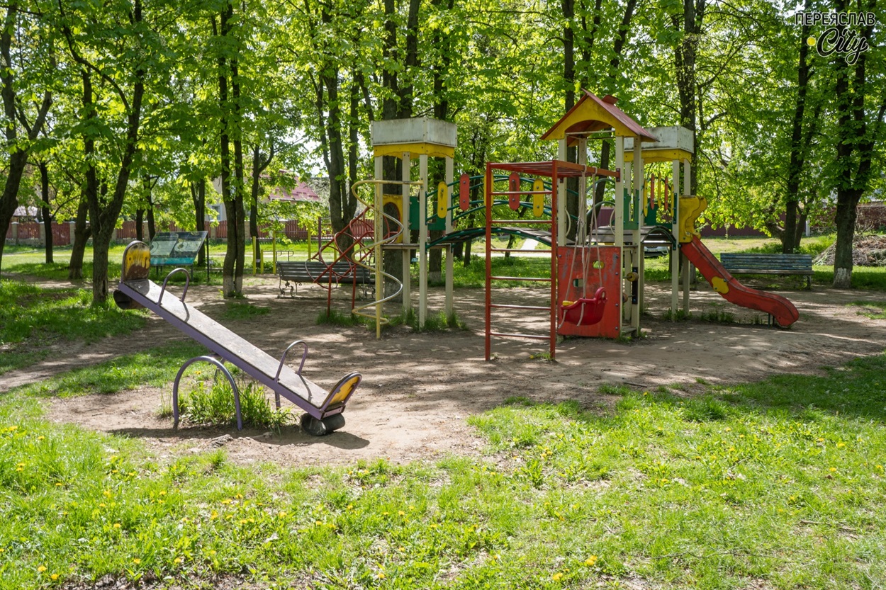 Гарний майданчик є біля третьої міської гімназії, але й у нього немає фактичного господаря. 