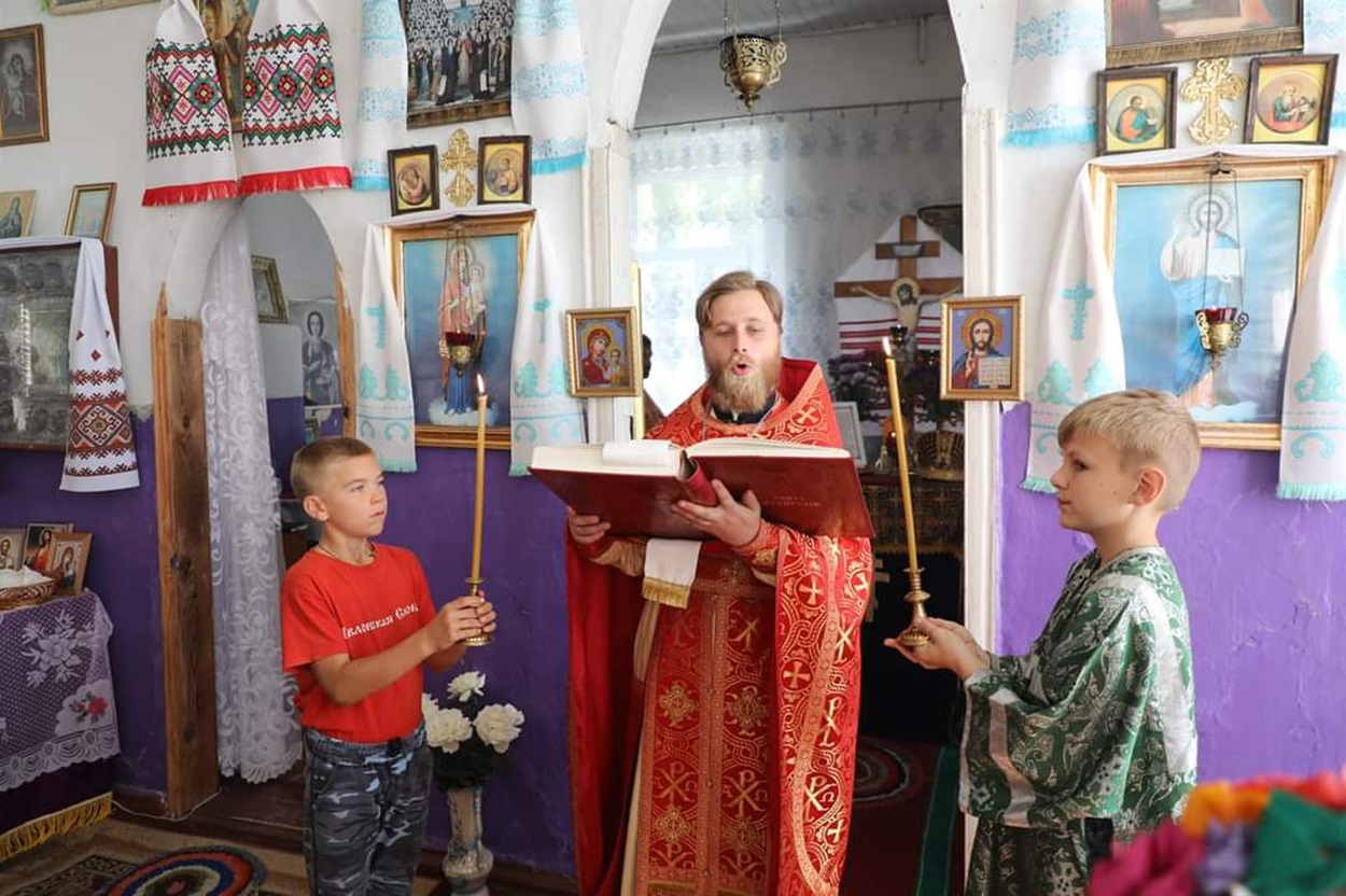 Службу проводить отець Євген