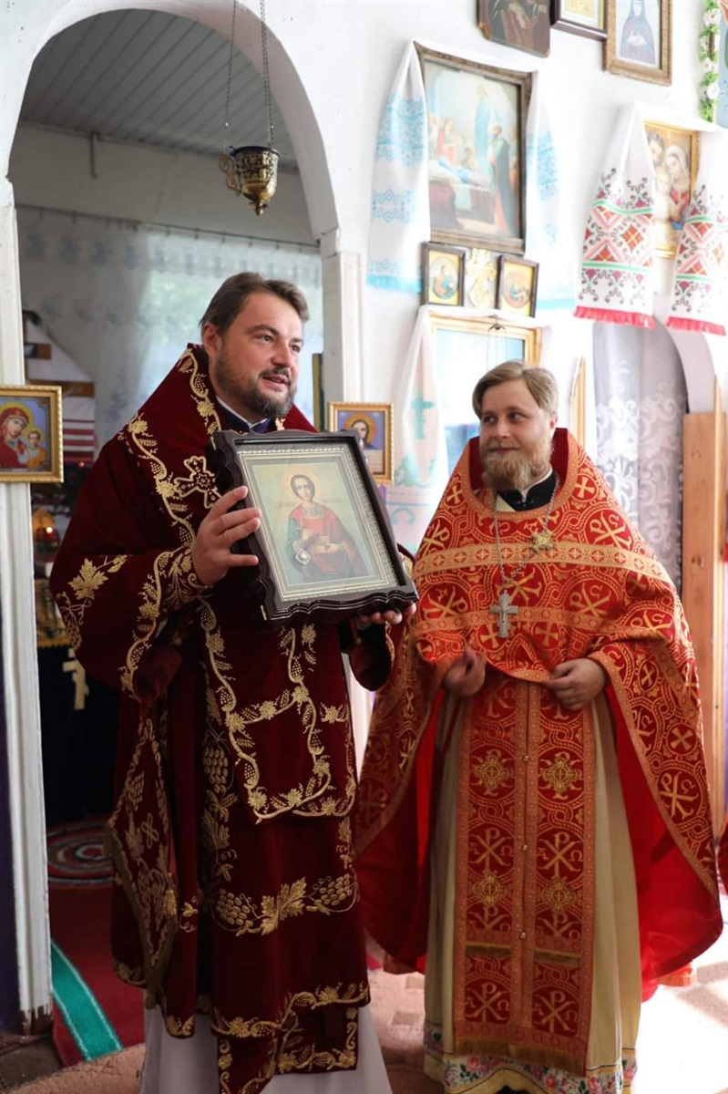 Владика Олександр (ліворуч) та протоієрей Євген