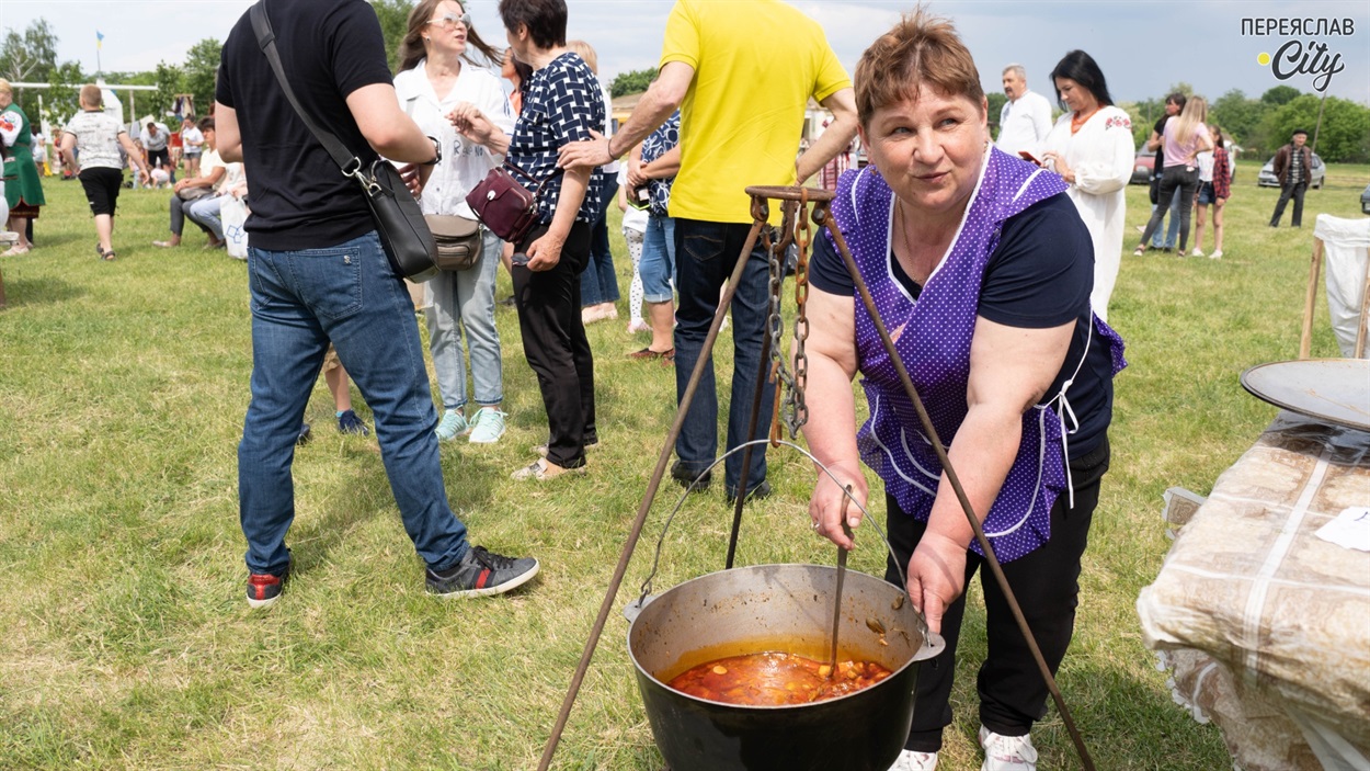 Гості фестивалю могли скуштувати бограч від старости села Виповзки Віктора Литуна