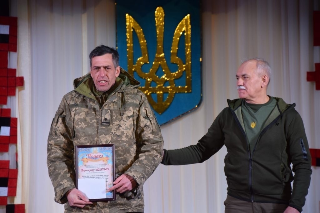 Володимир Мамітько отримує подяку з нагоди Дня захисника