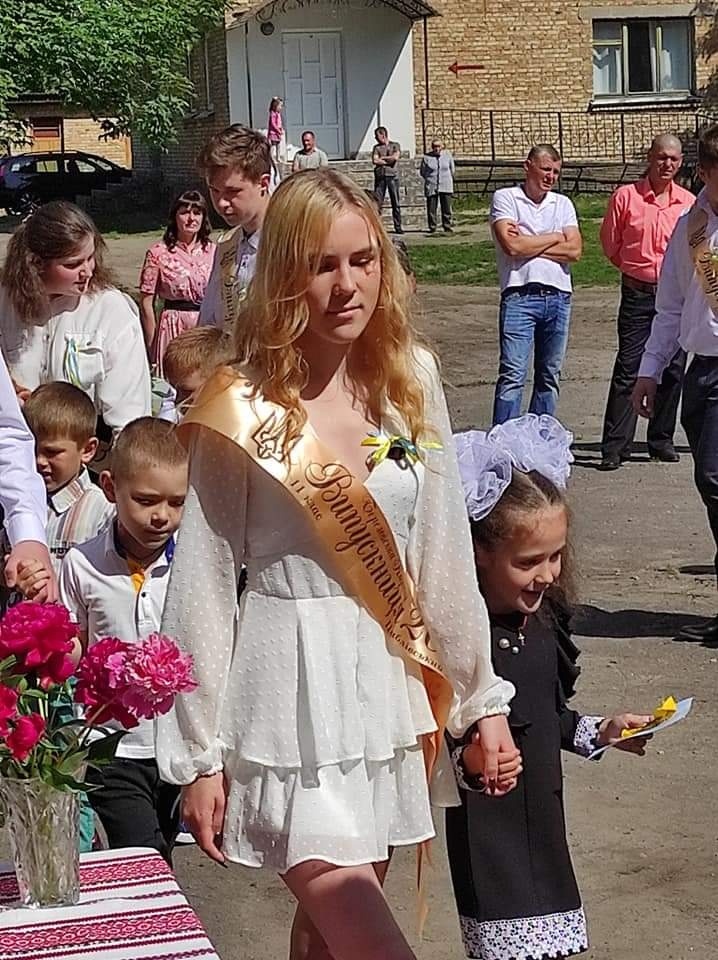 Шкільна традиція – випускників проводжають у самостійну дорогу першокласники!