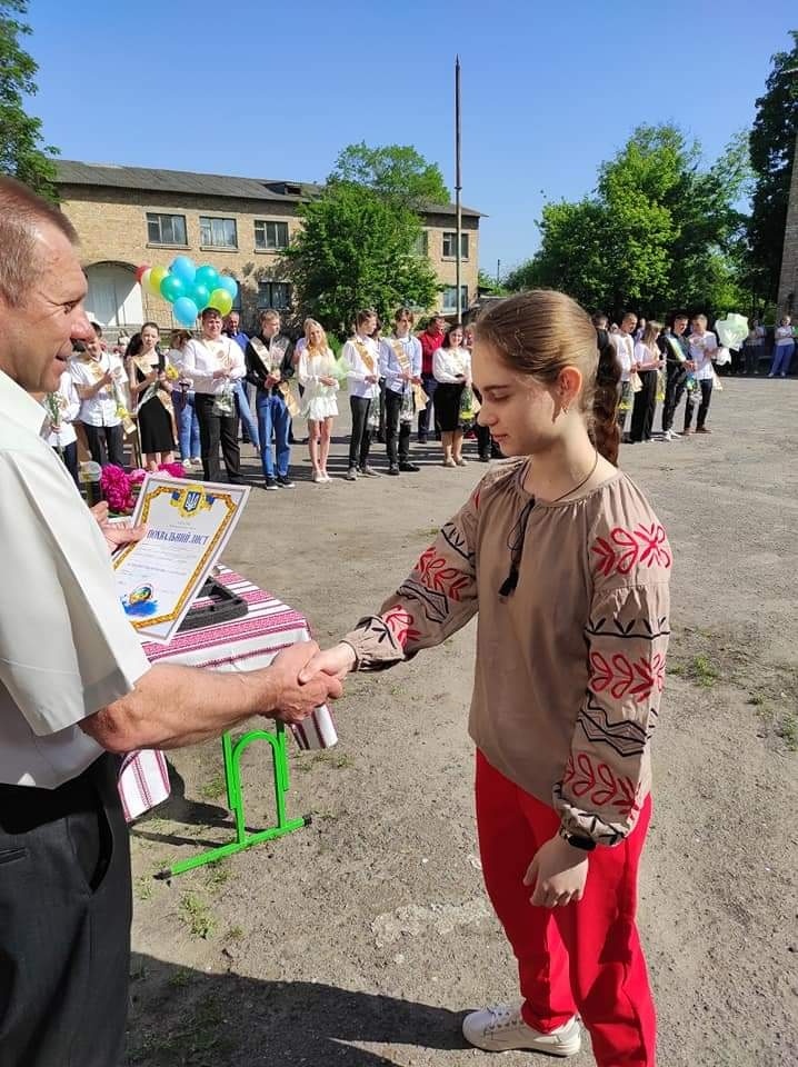 Віталій Дідичук вручає відмінникам Похвальні листи 