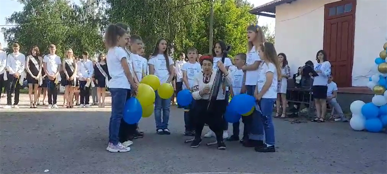 Четвертокласники співають під бандуру прабабусі Людмили Вердієвої 