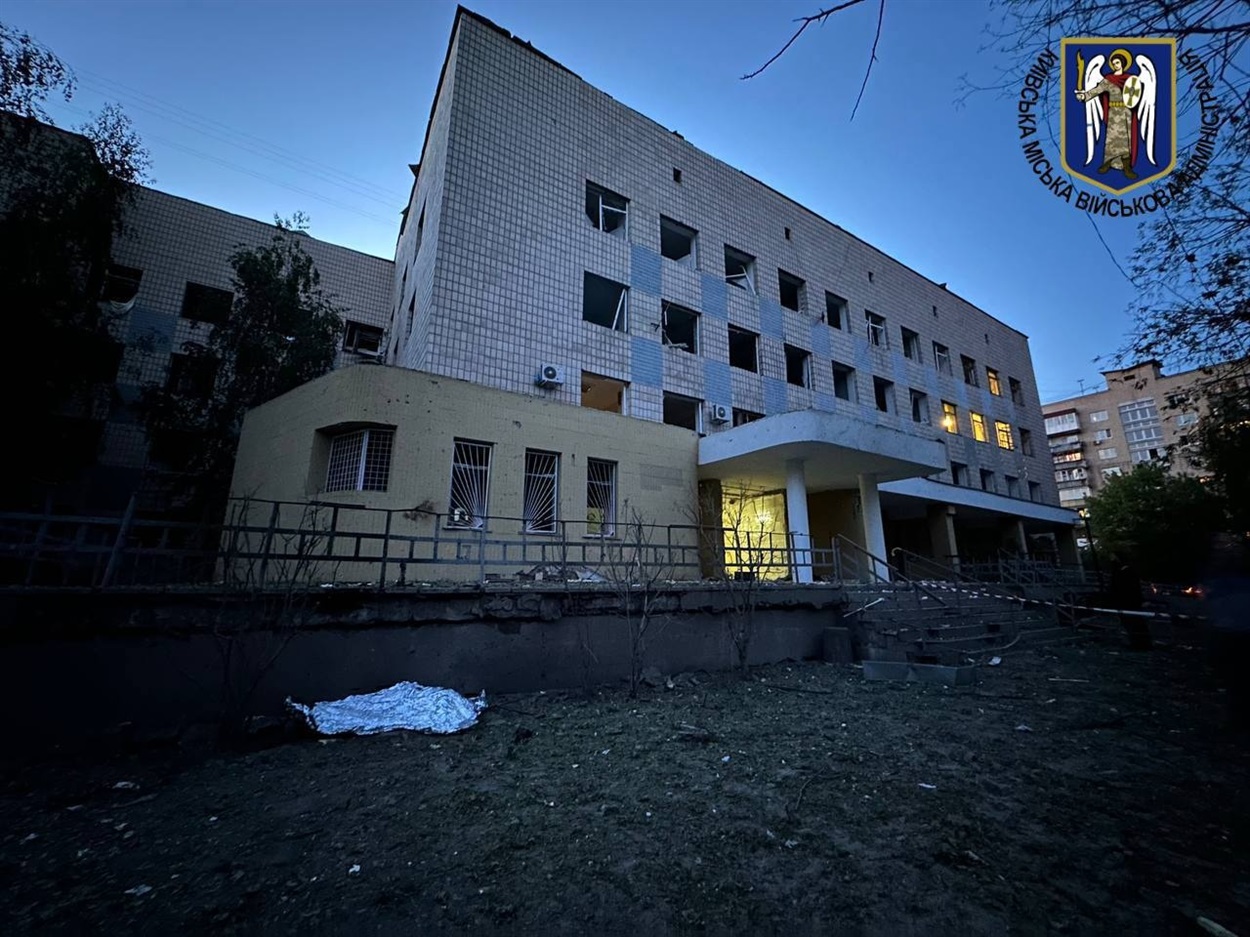 Поліклініка у Деснянському районі, яку пошкодила збита російська ракета