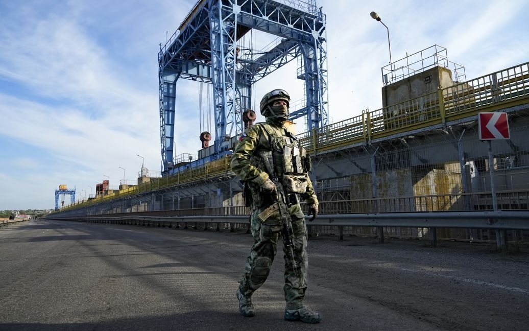 Росіяни спочатку окупували, а нині підірвали греблю і станцію Каховської ГЕС