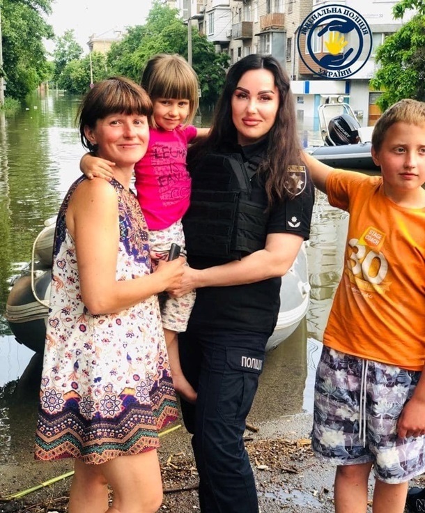 Працівники Нацполіції врятували родину з Олешок