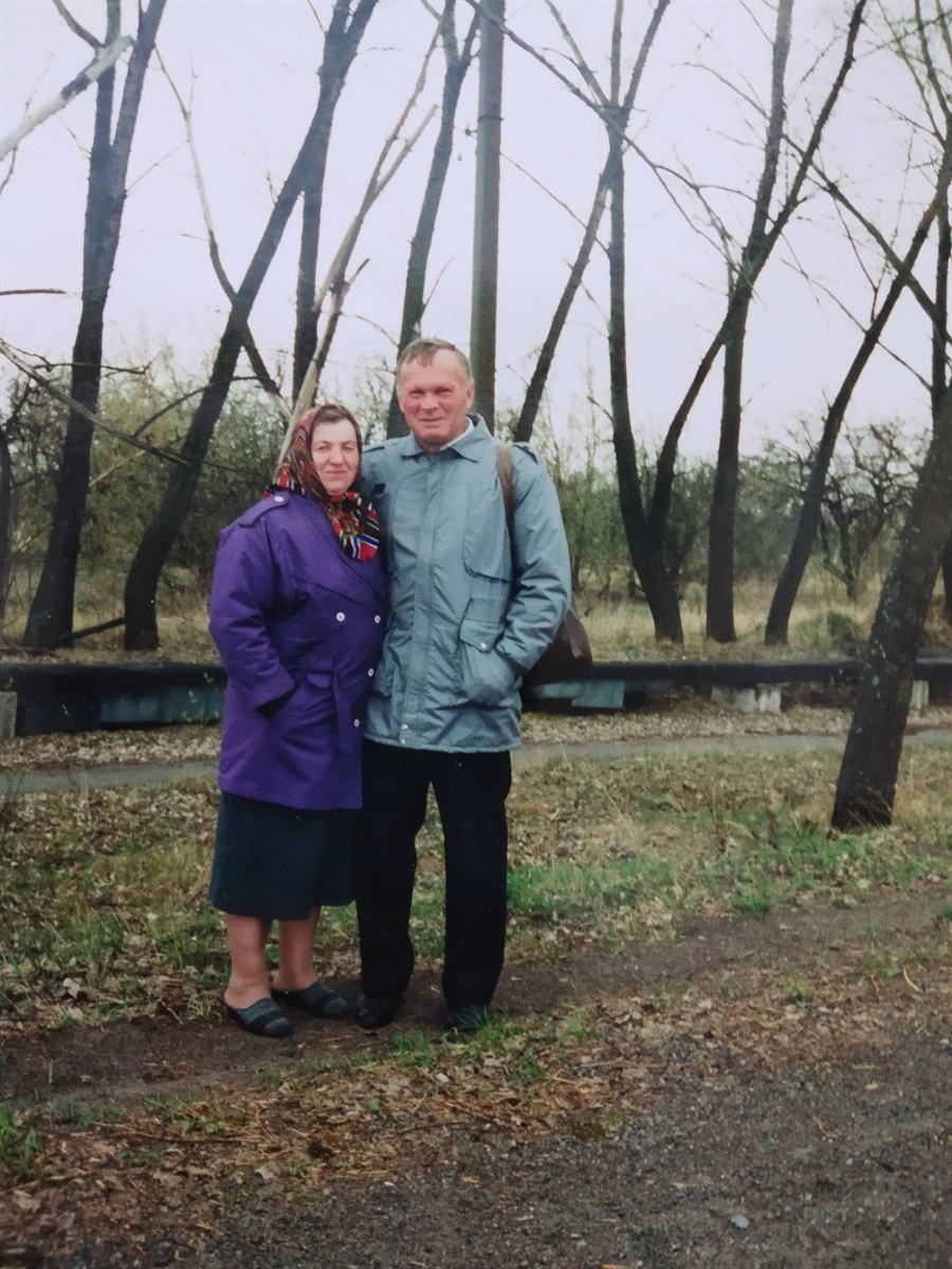 із чоловіком під час відвідин рідного села