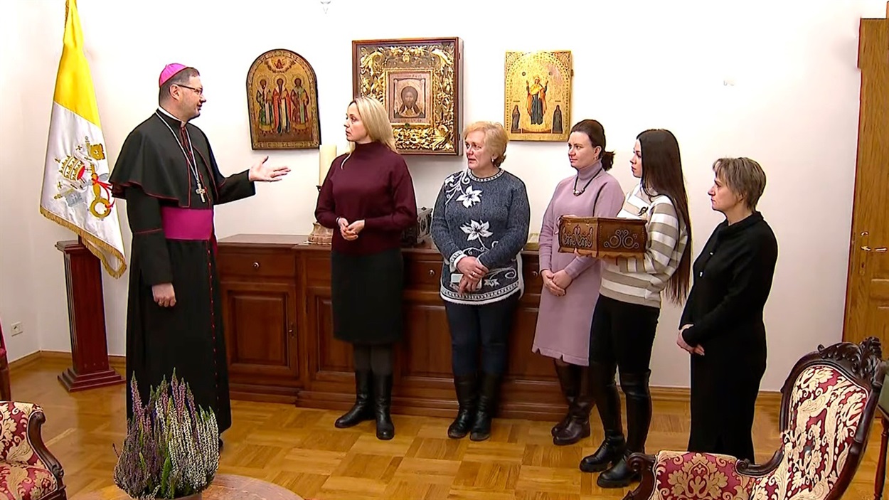 Родичі українських військовополоненних  (Леся Чеботарьова четверта праворуч) на зустрічі з дипломатичном представником Папи Римського в Україні