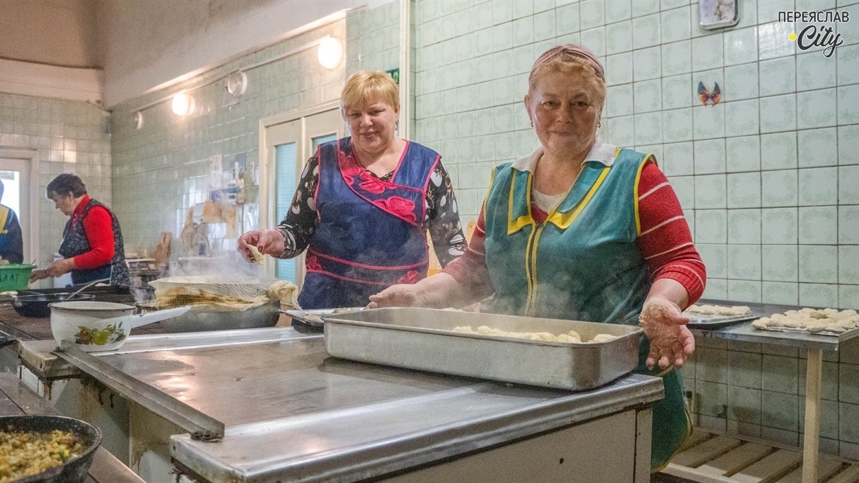 На кухні переяславського ліцею для бійців готують страви по-домашньому