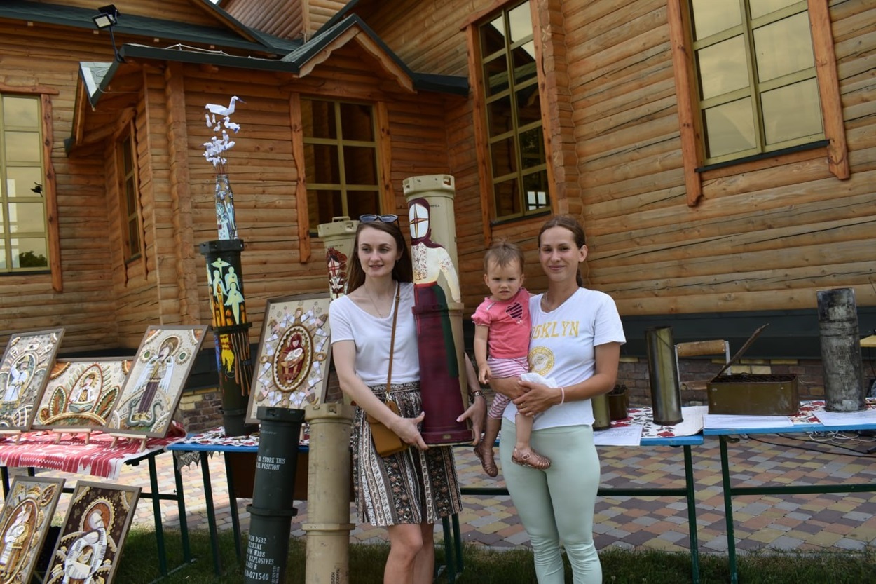 Учасники заходу в Чопилках фотографувалися з унікальними експонатами виставки