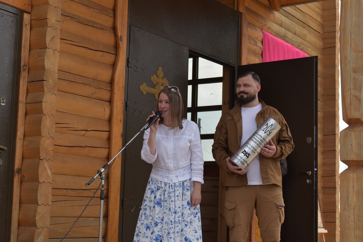 Василь Петров привіз для пані Анни особливий сувенір – бойову гільзу з лазерним тисненням