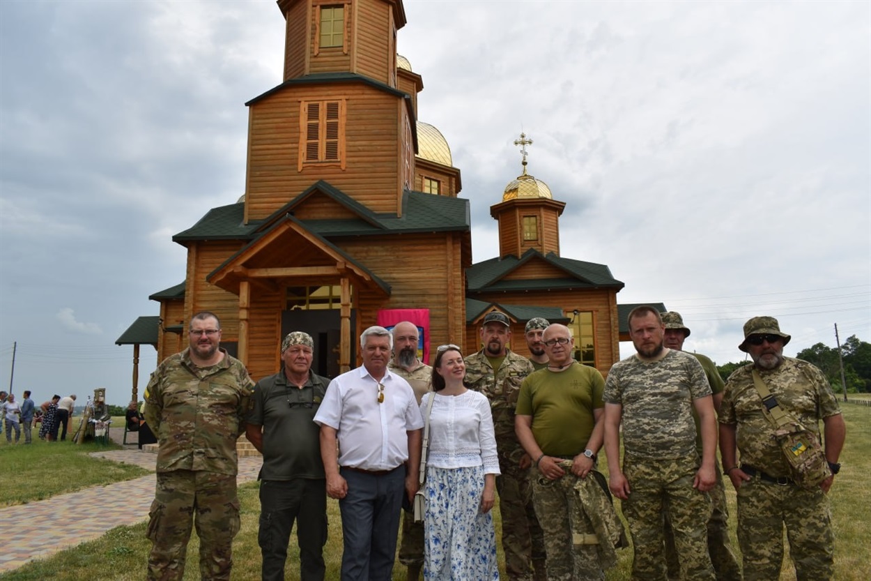 Голова Ташанської громади Василь Вовчанівський та волонтерка Анна Кузьменко-Лебедівська (у центрі) з воїнами 