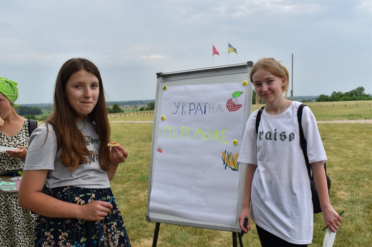 Юні художниці почали робити ескізи для своїх майбутніх розмальовок бойових гільз  