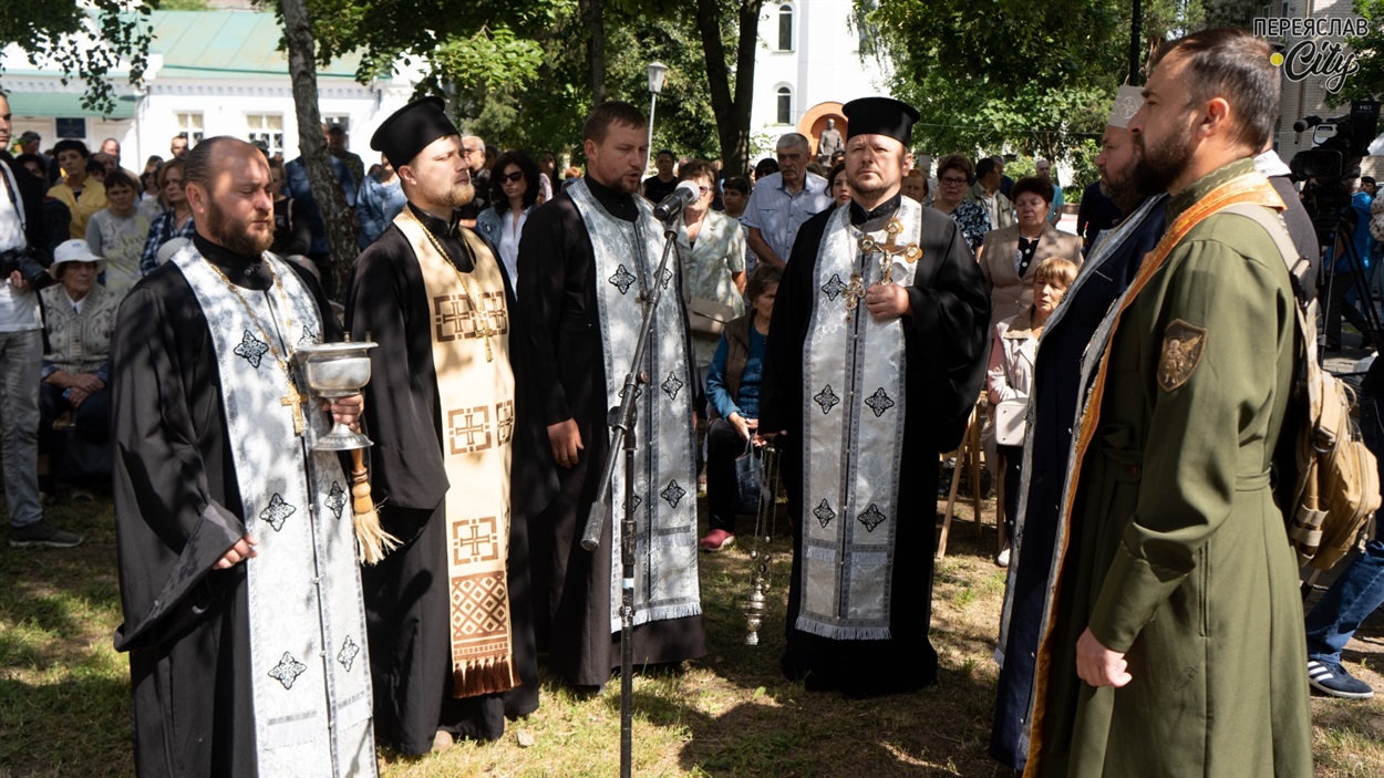 На відкритті Алеї Героїв у Переяславі священники ПЦУ та капелани справили поминальний молебень