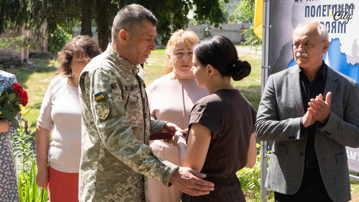 Володимир Мамітько передає відзнаку Олексія Іванова дружині Юлії