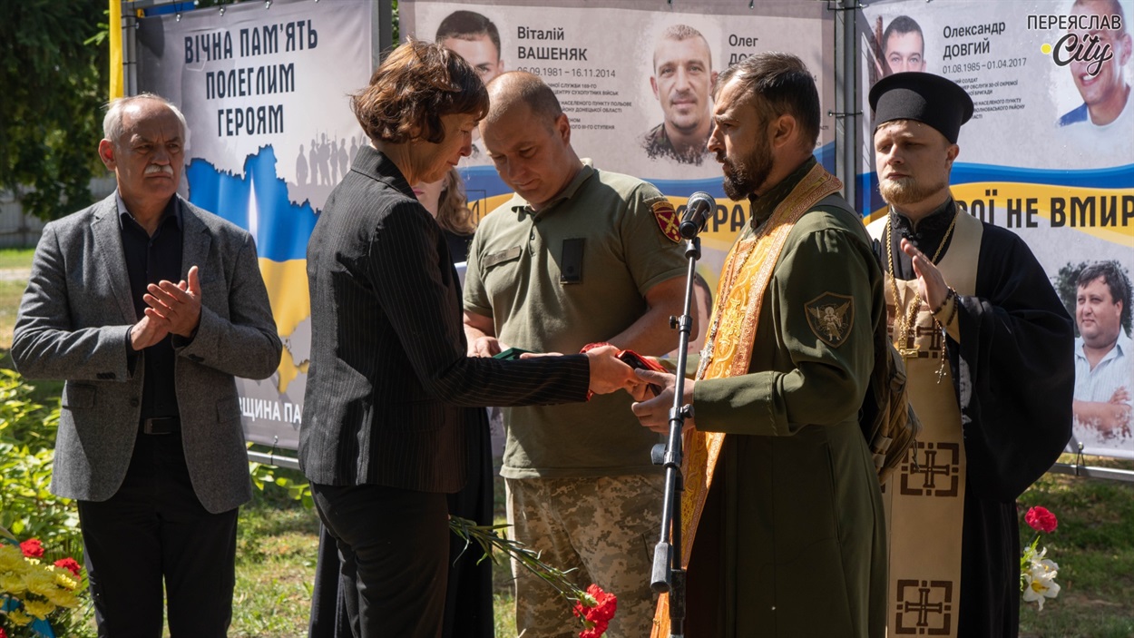 Дмитро Волошин передав дружині Віталія Чорногора його посмертну відзнаку від військової частини 