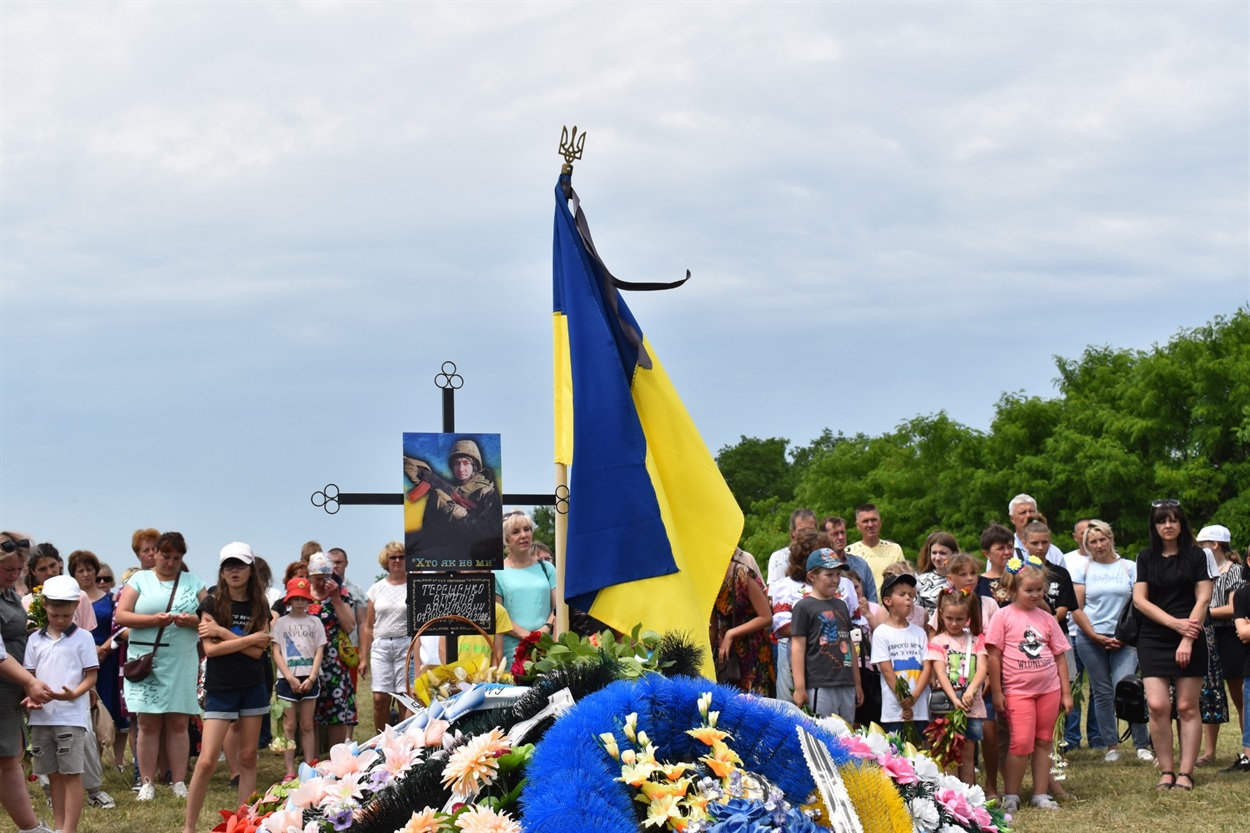 Біля могили Героя Віталія Терещенка на кладовищі в Чопилках провели мітинг пам'яті