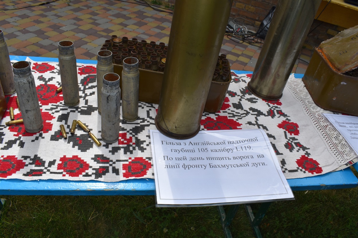 Відстріляні гільзи з англійської гаубиці, привезені з фронту в Бахмуті